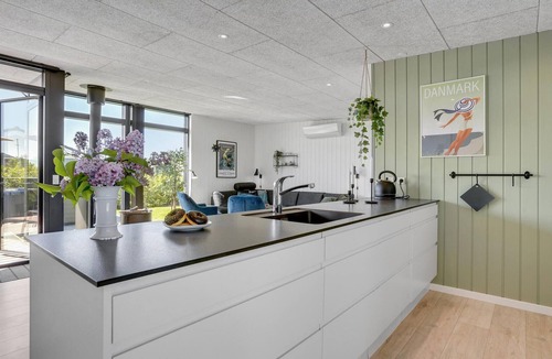 Pøt Strandby House | Pet friendly home in Juelsminde with sauna