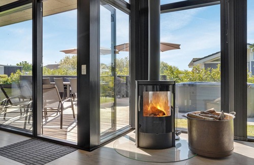 Pøt Strandby House | Pet friendly home in Juelsminde with sauna