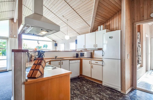 Østerskov House | Pet friendly home in Humble with WiFi