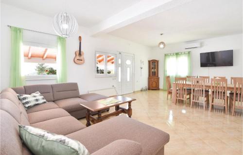 Neoric House | Pet Friendly Home In Neoric
