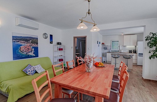 Potirna House | Pet friendly home in Nova