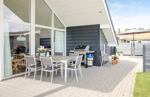 Grønninghoved Strand House | Pet friendly home in Sjølund with sauna