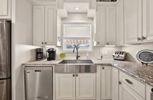 Galveston House | Pet-friendly home located near Seawall.