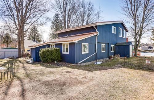 Farwell House | Pet Friendly Home on Lake with Dock, Firepit and More!