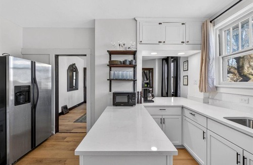 Belleville House | Pet Friendly Home—Smart TVs—King Beds—Free Parking