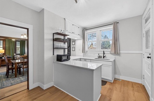 Belleville House | Pet Friendly Home—Smart TVs—King Beds—Free Parking