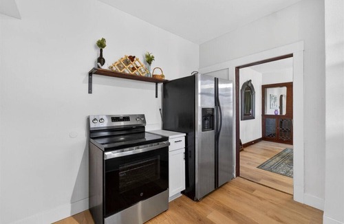 Belleville House | Pet Friendly Home—Smart TVs—King Beds—Free Parking