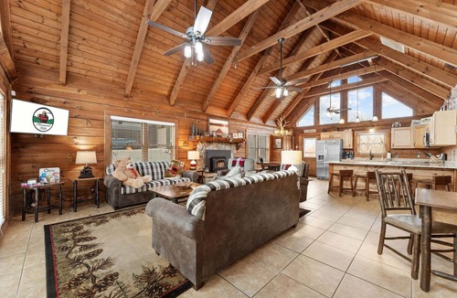 Big Cedars Cabin | Pet-Friendly Hot Tub Cabin Near Thunder Ridge Sleeps 8