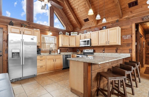 Big Cedars Cabin | Pet-Friendly Hot Tub Cabin Near Thunder Ridge Sleeps 8