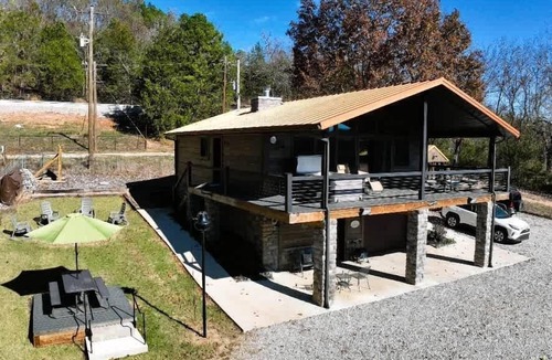 Eureka Springs Cabin | Pet Friendly, Hot Tub, Fenced In Yard, Fire Pit