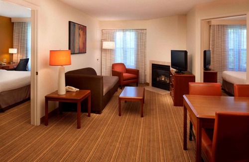 Waukegan Hotel | Pet-friendly Hotel! 3 Relaxing 2BR Suites with Free Breakfast, Outdoor Pool!