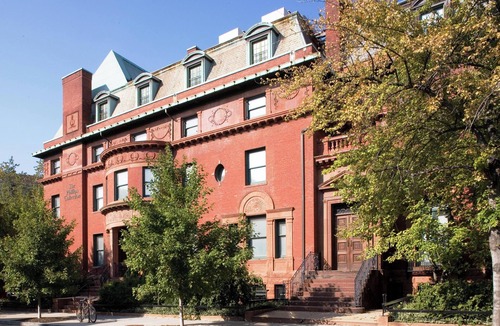 Rosslyn Apartment | Pet-friendly Hotel! FOUR Relaxing Units, Self Parking!