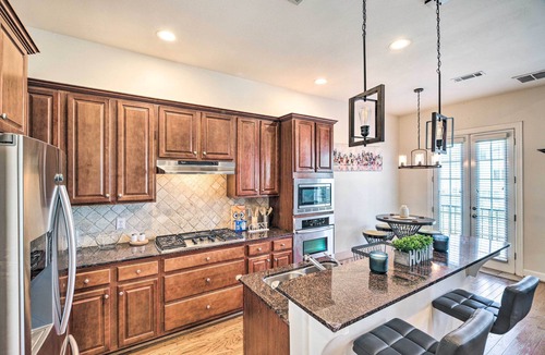 Central Southwest House | Pet-Friendly Houston Home - 3 Mi to NRG Stadium!