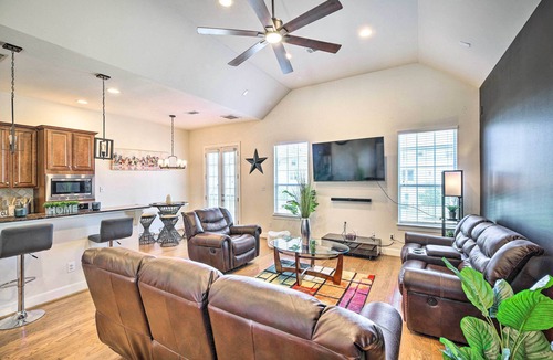 Central Southwest House | Pet-Friendly Houston Home - 3 Mi to NRG Stadium!