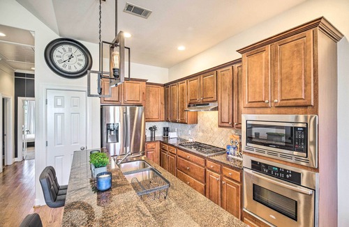 Central Southwest House | Pet-Friendly Houston Home - 3 Mi to NRG Stadium!