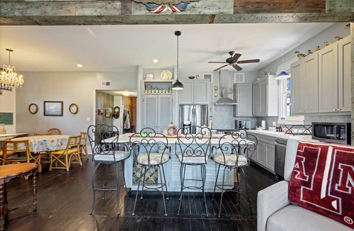 San Jacinto House | Pet friendly, huge shaded backyard, 3 blocks from the beach