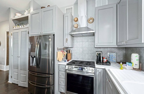 San Jacinto House | Pet friendly, huge shaded backyard, 3 blocks from the beach