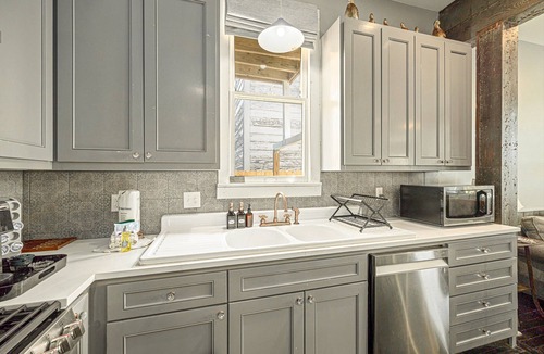 San Jacinto House | Pet friendly, huge shaded backyard, 3 blocks from the beach