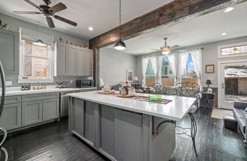 San Jacinto House | Pet friendly, huge shaded backyard, 3 blocks from the beach