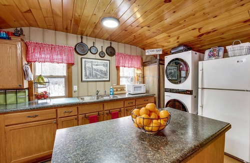 Irons Cottage | Pet-Friendly Irons Cottage w/Fire Pit & Fireplace