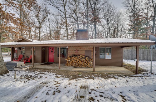 Irons Cottage | Pet-Friendly Irons Cottage w/Fire Pit & Fireplace