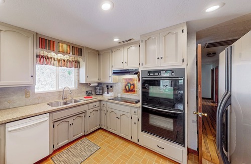 Jamestown House | Pet-Friendly Jamestown Home w/Sweeping Views!