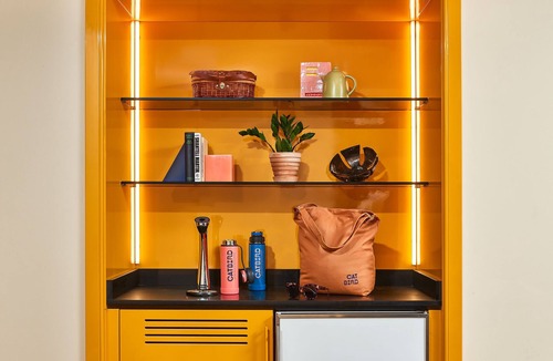 Cole Apartment | Pet Friendly + Junior Studio | Rooftop Views & Bar
