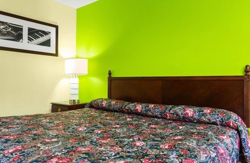 Orlinda Hotel | Pet-Friendly King Bed Room w/Microwave near The Mint Gaming Hall Kentucky Downs