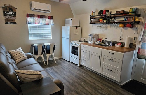 Warsaw Cabin | Pet friendly, King bed -2 miles from Highway 65