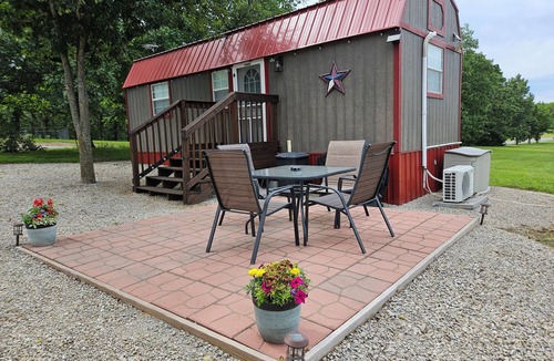 Warsaw Cabin | Pet friendly, King bed -2 miles from Highway 65
