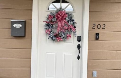 Auburn House | Pet Friendly, King bed 4 Rooms Sleeps 10