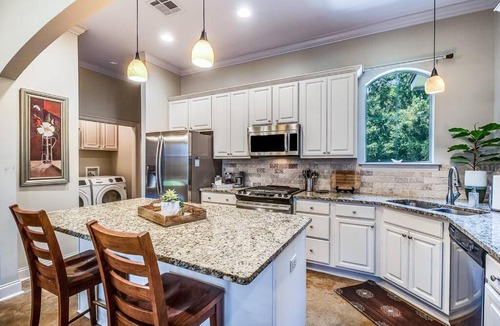 Lafayette Villa | Pet friendly,king bed,jacuzzi tub,separate shower