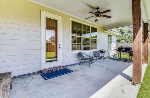 Lafayette House | Pet friendly,king bed,jacuzzi tub,separate shower