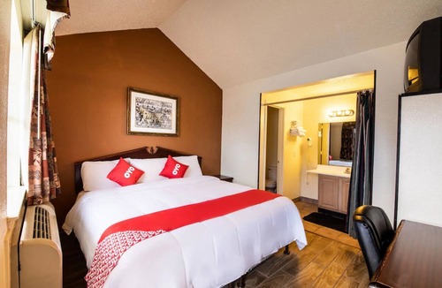 Decatur Hotel | Pet-Friendly King Room with Private Bathroom Near Decatur Shops and Restaurants