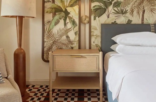 Ocean Park Hotel | Pet Friendly King Room 10 Min Walk from Venice Beach!