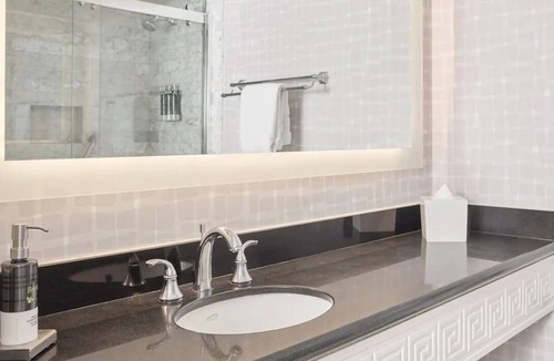 Ocean Park Hotel | Pet Friendly King Room 10 Min Walk from Venice Beach!