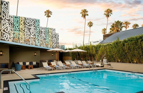 Ocean Park Hotel | Pet Friendly King Room 10 Min Walk from Venice Beach!