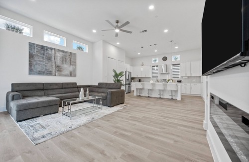 Dallas House | Pet-Friendly l Brand New Space l Downtown