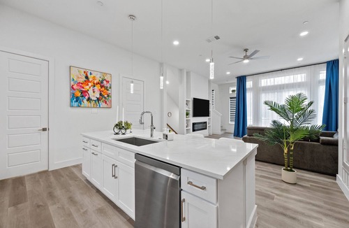 Dallas House | Pet-Friendly l Brand New Space l Downtown