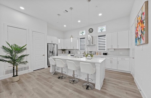 Dallas House | Pet-Friendly l Brand New Space l Downtown