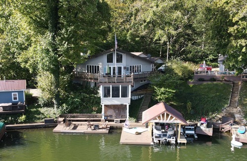 Princes Lakes House | Pet-Friendly Lakeside Cottage with Panoramic Views & Hottub!
