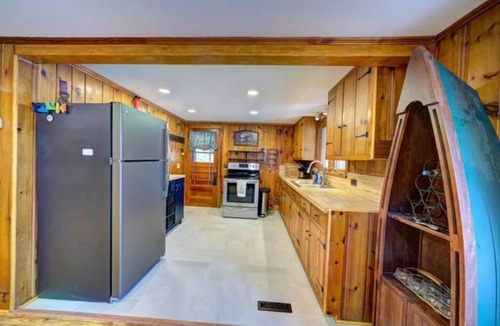 Tafton Cabin | Pet Friendly Lakefront Cabinn