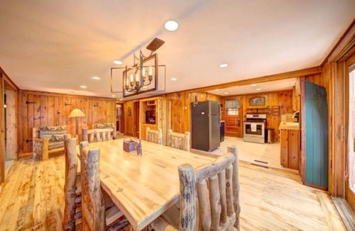 Tafton Cabin | Pet Friendly Lakefront Cabinn
