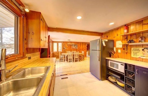 Tafton Cabin | Pet Friendly Lakefront Cabinn