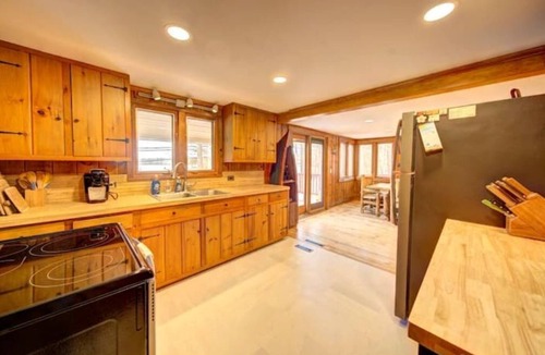 Tafton Cabin | Pet Friendly Lakefront Cabinn