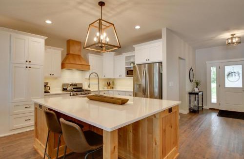 Alexandria House | Pet Friendly Lakefront Home: Dock, Kayaks & More!