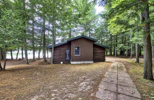 Levering Cabin | Pet Friendly Lakefront Cabin