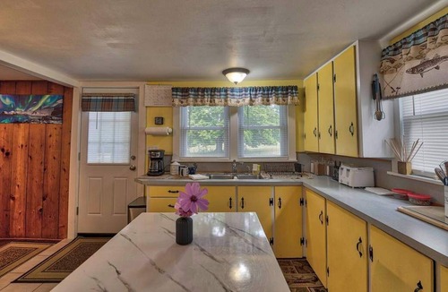 Levering Cabin | Pet Friendly Lakefront Cabin