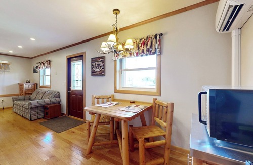 Murphysboro Cabin | Pet-Friendly Lakeside Gem 4 Mi to Dtwn Murphysboro