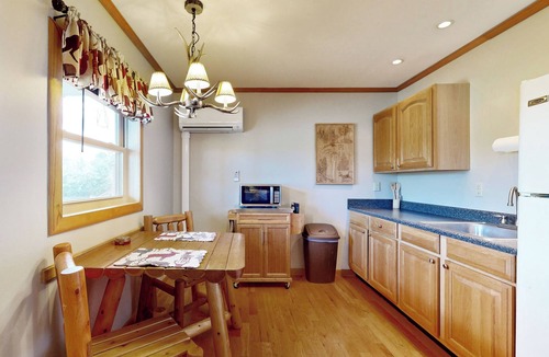 Murphysboro Cabin | Pet-Friendly Lakeside Gem 4 Mi to Dtwn Murphysboro